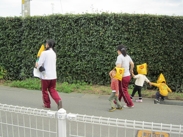 防災訓練・託児所の子供達の避難訓練(2011.11.1)